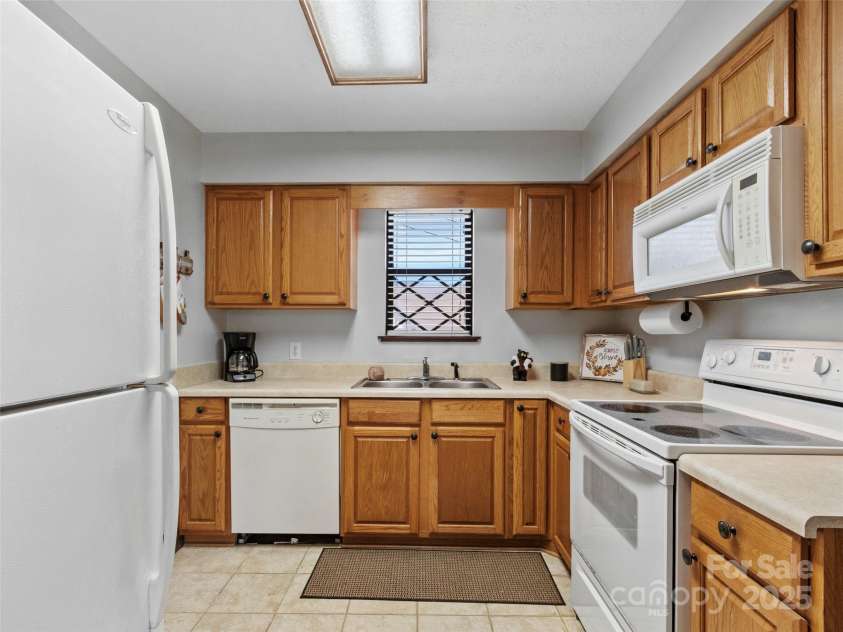 383 Overlook Drive, Burnsville, NC 28714.  MLS# CAR4331299, YatesRealty ID 5990. 