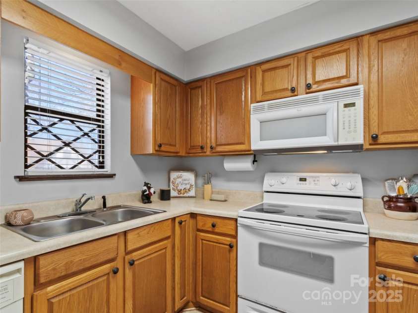 383 Overlook Drive, Burnsville, NC 28714.  MLS# CAR4331299, YatesRealty ID 5990. 
