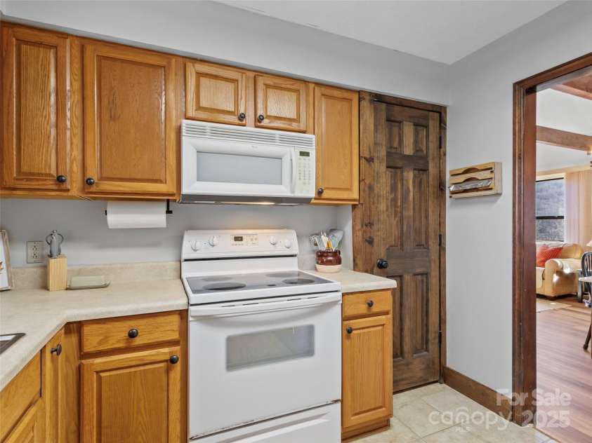 383 Overlook Drive, Burnsville, NC 28714.  MLS# CAR4331299, YatesRealty ID 5990. 