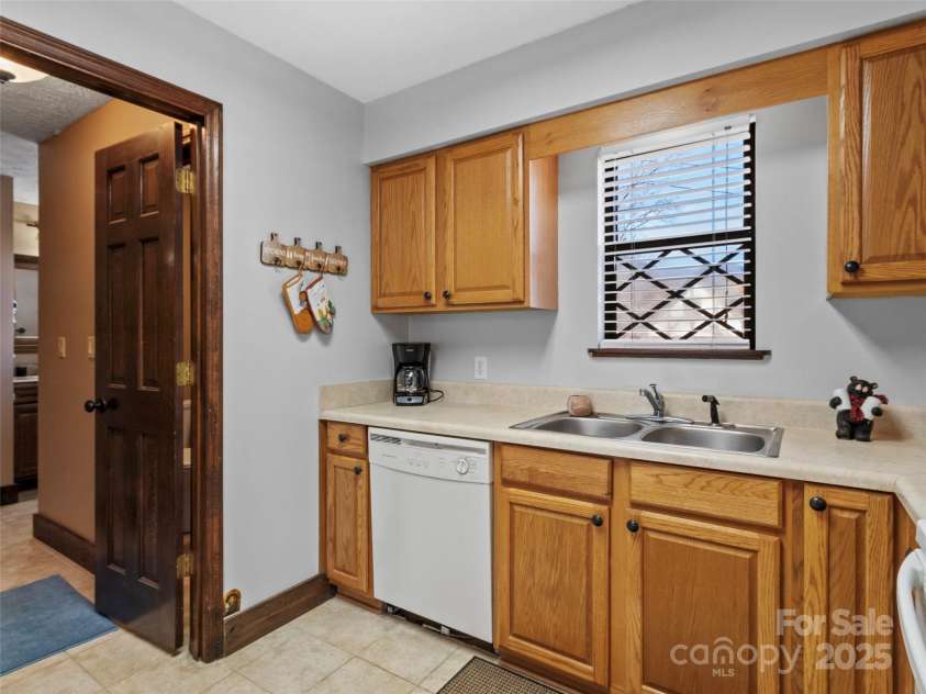 383 Overlook Drive, Burnsville, NC 28714.  MLS# CAR4331299, YatesRealty ID 5990. 