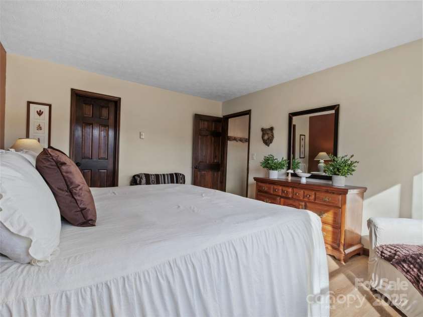 383 Overlook Drive, Burnsville, NC 28714.  MLS# CAR4331299, YatesRealty ID 5990. 