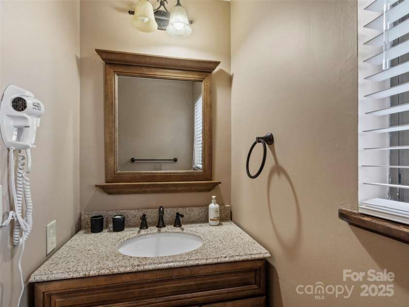 383 Overlook Drive, Burnsville, NC 28714.  MLS# CAR4331299, YatesRealty ID 5990. 
