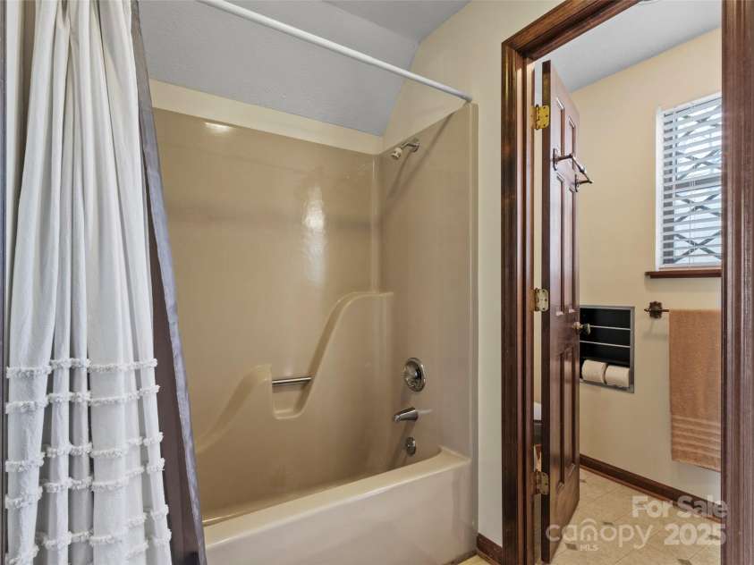 383 Overlook Drive, Burnsville, NC 28714.  MLS# CAR4331299, YatesRealty ID 5990. 