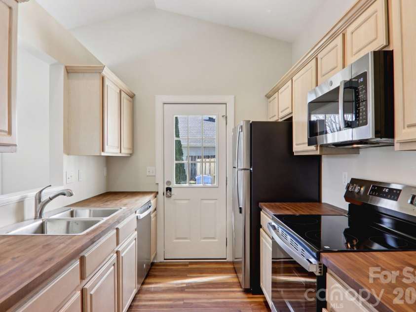 3 Rosemont Court, Asheville, NC 28803.  MLS# CAR4357570, YatesRealty ID 5991.  Kitchen