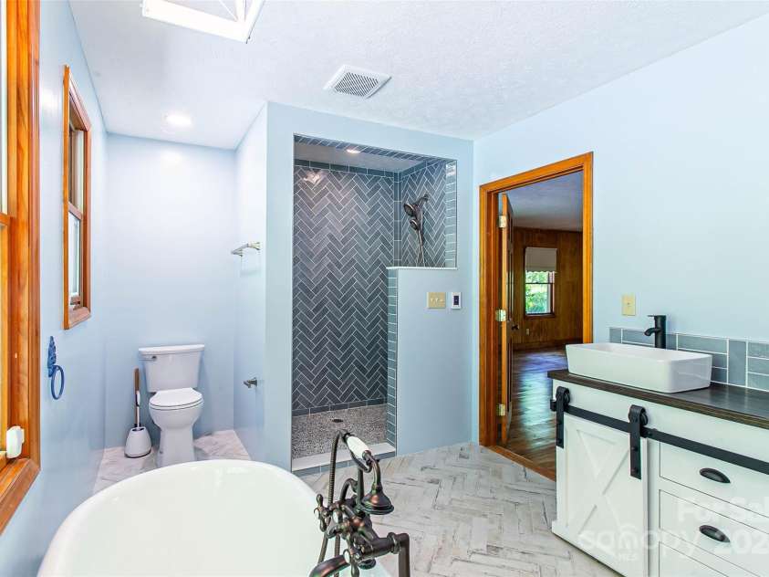 7180 Meadow Fork Road, Hot Springs, NC 28743.  MLS# CAR4184401, YatesRealty ID 5991. Owner Bath