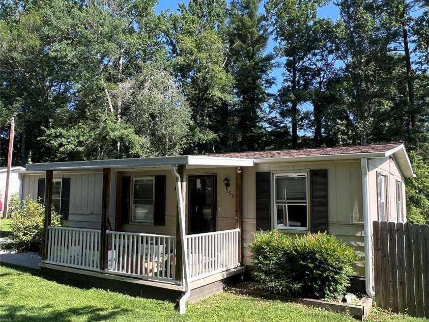 150 Piney Ridge Drive, Hendersonville, NC 28791.  MLS# CAR4351745, YatesRealty ID 5998. 