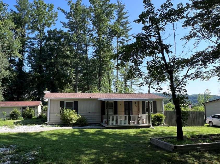 150 Piney Ridge Drive, Hendersonville, NC 28791.  MLS# CAR4351745, YatesRealty ID 5998. 
