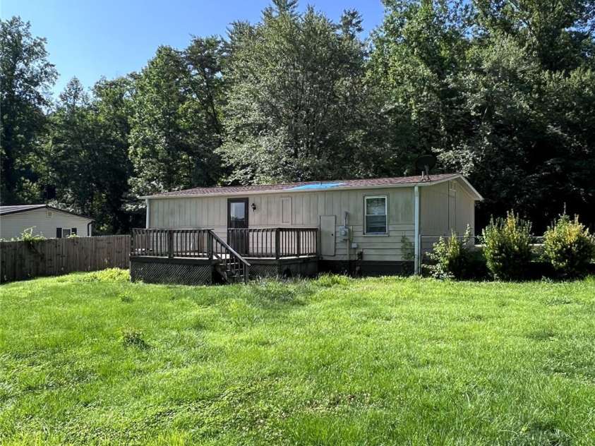 150 Piney Ridge Drive, Hendersonville, NC 28791.  MLS# CAR4351745, YatesRealty ID 5998. 