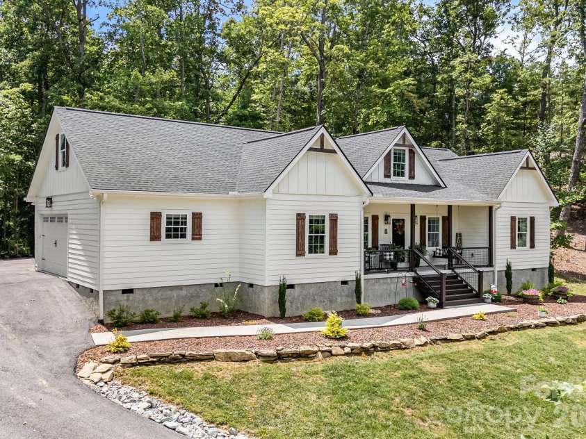 70 Jp Huggins Drive, Hendersonville, NC 28791.  MLS# CAR4277008, YatesRealty ID 5999. 