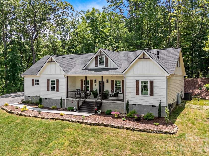 70 Jp Huggins Drive, Hendersonville, NC 28791.  MLS# CAR4277008, YatesRealty ID 5999. 