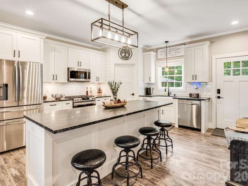 70 Jp Huggins Drive, Hendersonville, NC 28791.  MLS# CAR4277008, YatesRealty ID 5999. 
