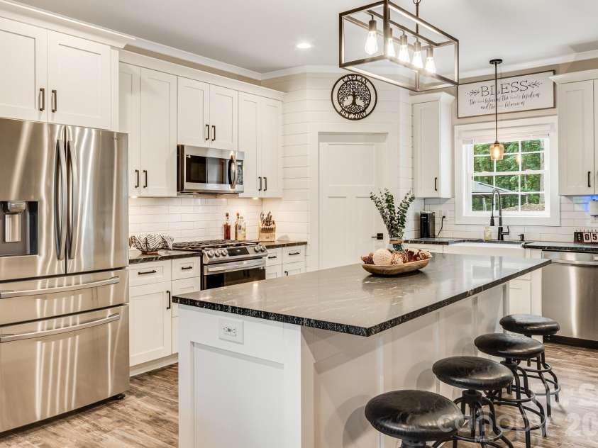 70 Jp Huggins Drive, Hendersonville, NC 28791.  MLS# CAR4277008, YatesRealty ID 5999. 