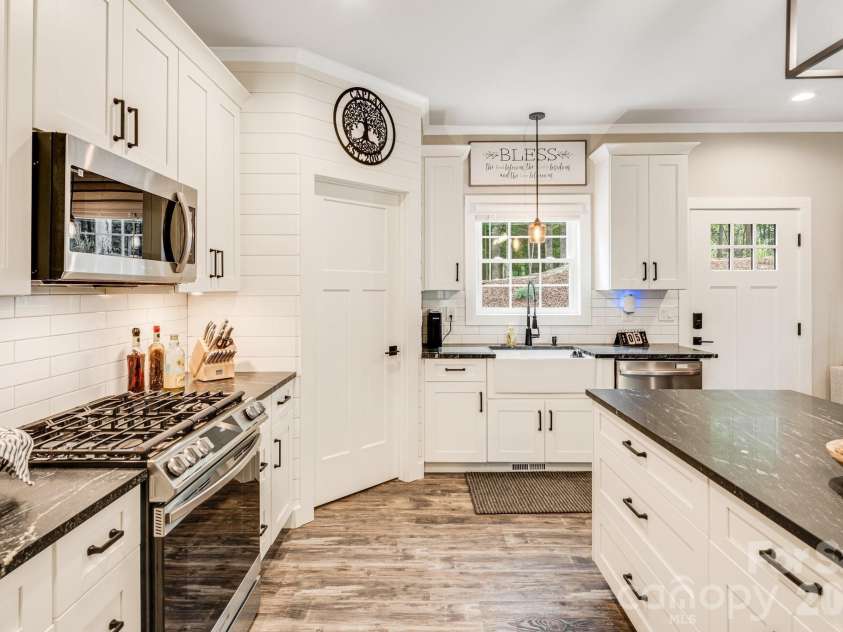 70 Jp Huggins Drive, Hendersonville, NC 28791.  MLS# CAR4277008, YatesRealty ID 5999. 