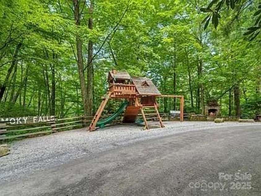 510 Sky Drive, Maggie Valley, NC 28751.  MLS# CAR4244648, YatesRealty ID 6001. 