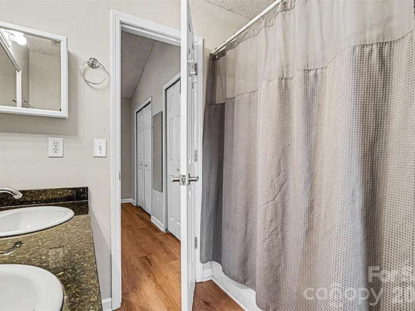 1825 Birch Heights Court, Charlotte, NC 28213.  MLS# CAR4332551, YatesRealty ID 6004. Full bath