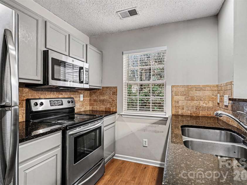 1825 Birch Heights Court, Charlotte, NC 28213.  MLS# CAR4332551, YatesRealty ID 6004. Kitchen