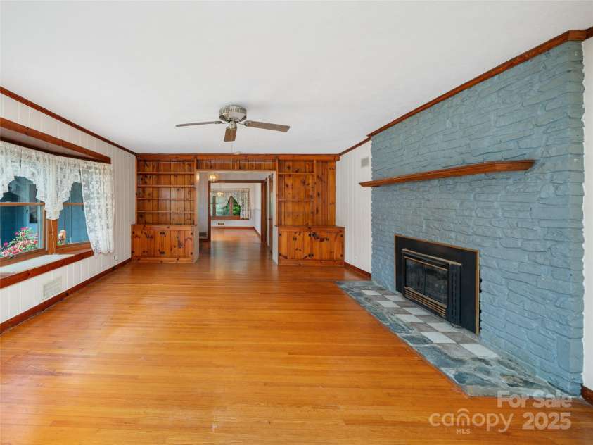 12 Robertson Street, Burnsville, NC 28714.  MLS# CAR4281124, YatesRealty ID 6005. 