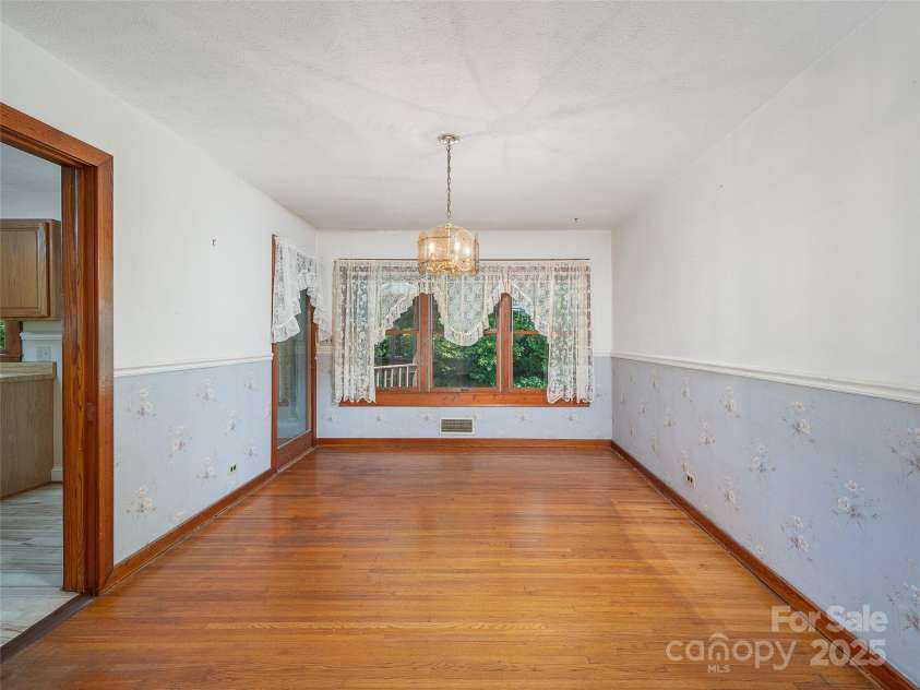 12 Robertson Street, Burnsville, NC 28714.  MLS# CAR4281124, YatesRealty ID 6005. 