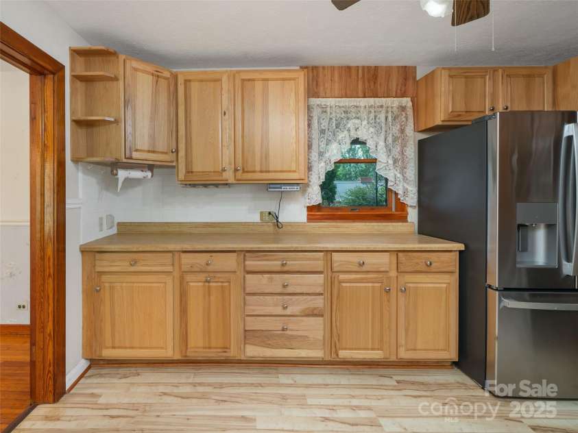12 Robertson Street, Burnsville, NC 28714.  MLS# CAR4281124, YatesRealty ID 6005. 
