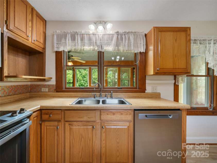 12 Robertson Street, Burnsville, NC 28714.  MLS# CAR4281124, YatesRealty ID 6005. 