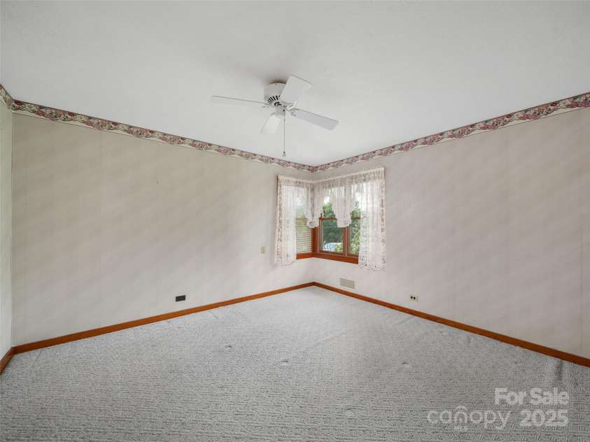 12 Robertson Street, Burnsville, NC 28714.  MLS# CAR4281124, YatesRealty ID 6005. 