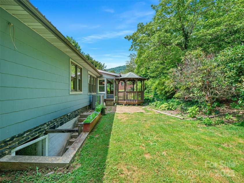 12 Robertson Street, Burnsville, NC 28714.  MLS# CAR4281124, YatesRealty ID 6005. 