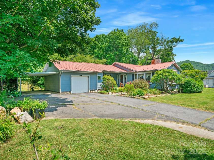 12 Robertson Street, Burnsville, NC 28714.  MLS# CAR4281124, YatesRealty ID 6005. 