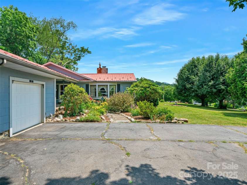 12 Robertson Street, Burnsville, NC 28714.  MLS# CAR4281124, YatesRealty ID 6005. 