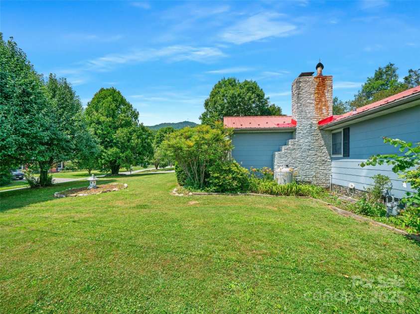 12 Robertson Street, Burnsville, NC 28714.  MLS# CAR4281124, YatesRealty ID 6005. 