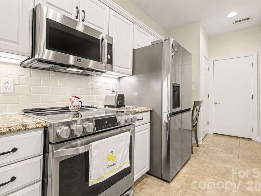 8327 Olde Troon Drive, Charlotte, NC 28277.  MLS# CAR4345406, YatesRealty ID 6006. All stainless appliances