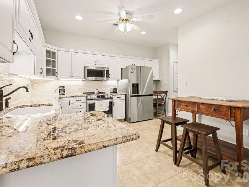 8327 Olde Troon Drive, Charlotte, NC 28277.  MLS# CAR4345406, YatesRealty ID 6006. Casual dining area in the kitchen