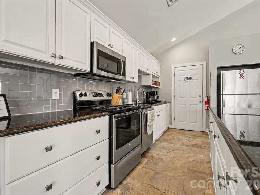 8327 Olde Troon Drive, Charlotte, NC 28277.  MLS# CAR4345406, YatesRealty ID 6006. Clubhouse kitchen