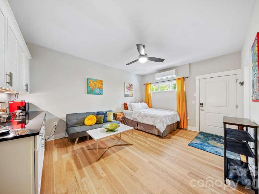 1115 Greenleaf Avenue, Charlotte, NC 28202.  MLS# CAR4248840, YatesRealty ID 6007. Main Floor Studio/Suite