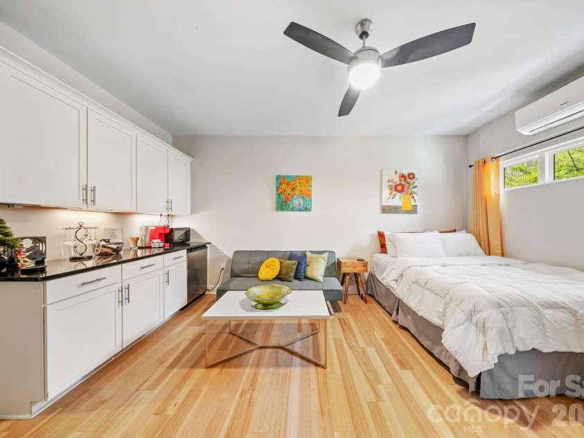 1115 Greenleaf Avenue, Charlotte, NC 28202.  MLS# CAR4248840, YatesRealty ID 6007. Main Floor Studio/Suite
