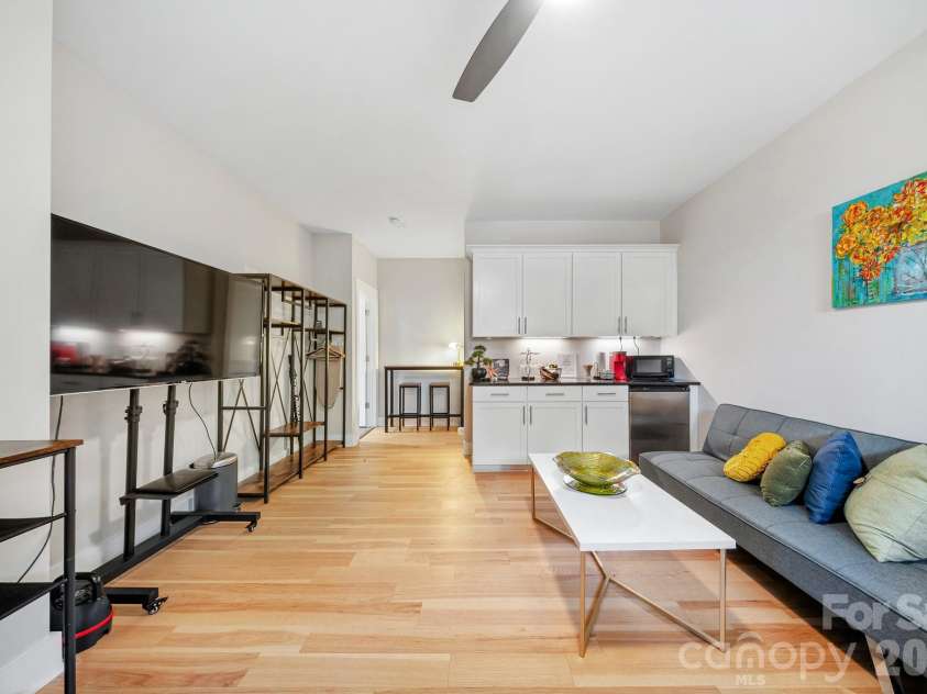 1115 Greenleaf Avenue, Charlotte, NC 28202.  MLS# CAR4248840, YatesRealty ID 6007. Main Floor Studio/Suite