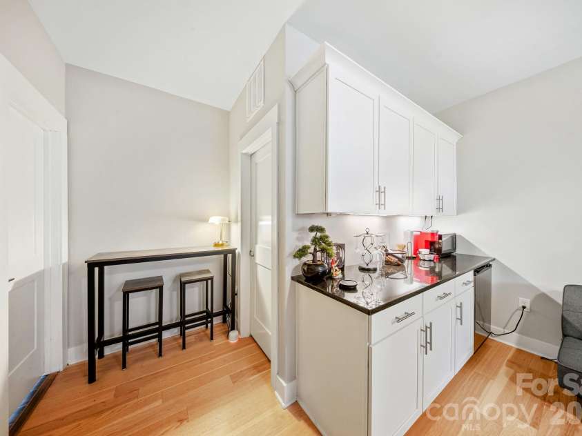 1115 Greenleaf Avenue, Charlotte, NC 28202.  MLS# CAR4248840, YatesRealty ID 6007. Main Floor Studio/Suite