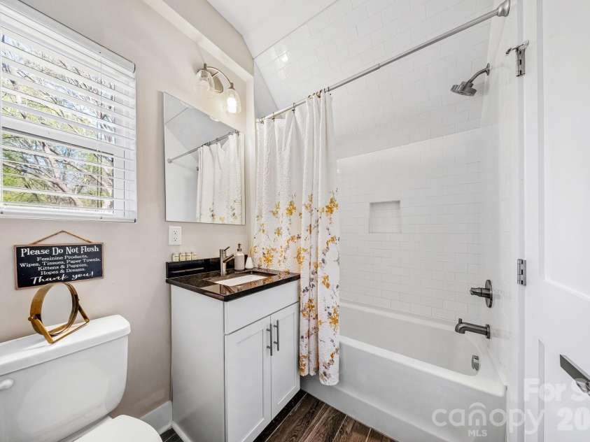 1115 Greenleaf Avenue, Charlotte, NC 28202.  MLS# CAR4248840, YatesRealty ID 6007. Main Floor Studio/Suite Bath