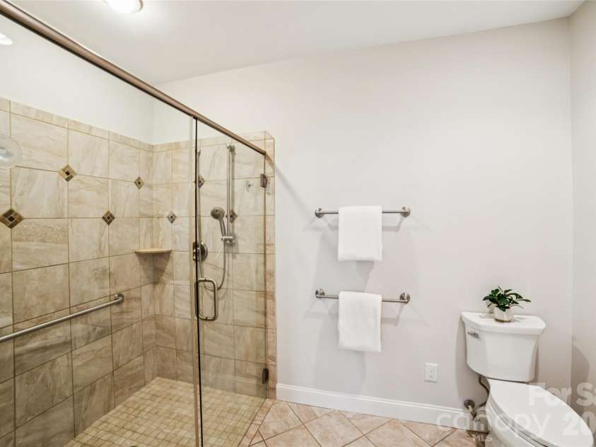 8310 Glacier Drive, Denver, NC 28037.  MLS# CAR4342981, YatesRealty ID 6008. Walk In Shower