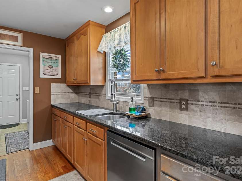 3757 Fieldhaven Court, Maiden, NC 28650.  MLS# CAR4226072, YatesRealty ID 6009. Lots of cabinets