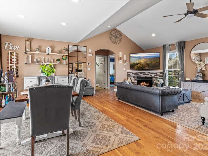 3757 Fieldhaven Court, Maiden, NC 28650.  MLS# CAR4226072, YatesRealty ID 6009. Vaulted ceiling