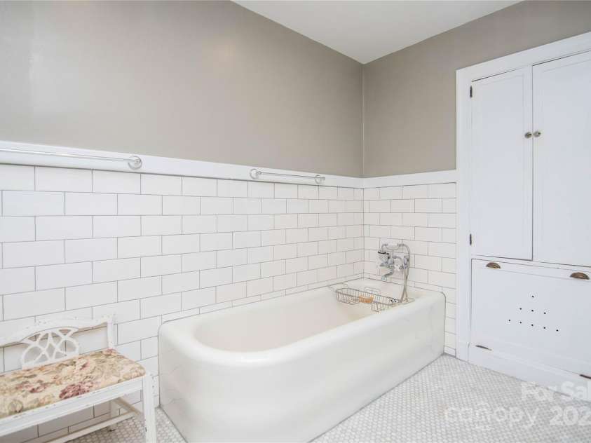 1220 Piedmont Avenue, Kings Mountain, NC 28086.  MLS# CAR4276152, YatesRealty ID 601. Upper Floor Bath