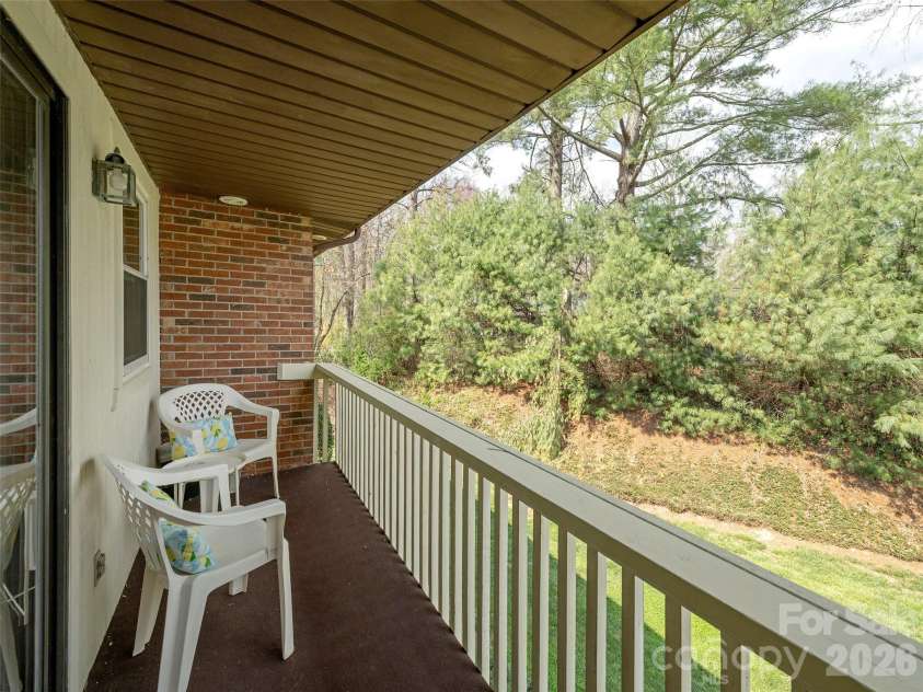 103 Oakwood Place, Hendersonville, NC 28792.  MLS# CAR4363968, YatesRealty ID 6010. Front covered deck