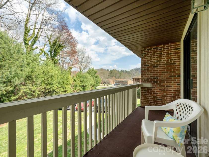 103 Oakwood Place, Hendersonville, NC 28792.  MLS# CAR4363968, YatesRealty ID 6010. Front covered deck