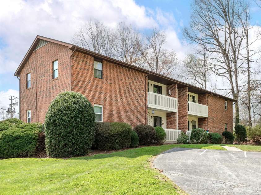 103 Oakwood Place, Hendersonville, NC 28792.  MLS# CAR4363968, YatesRealty ID 6010. Front View
