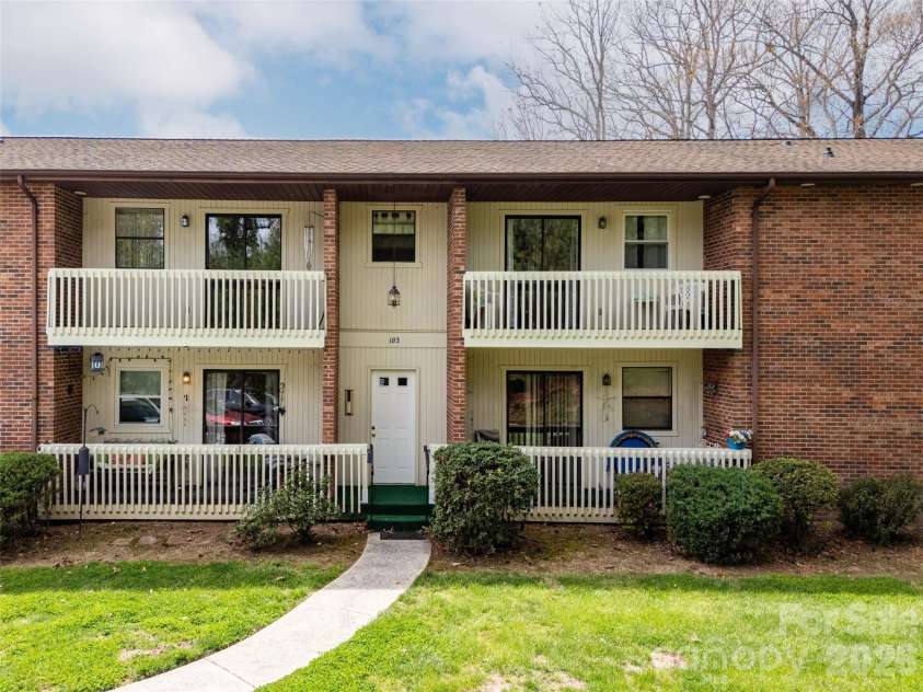 103 Oakwood Place, Hendersonville, NC 28792.  MLS# CAR4363968, YatesRealty ID 6010. Front View