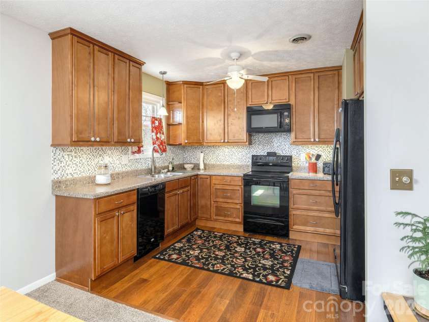 103 Oakwood Place, Hendersonville, NC 28792.  MLS# CAR4363968, YatesRealty ID 6010. Kitchen