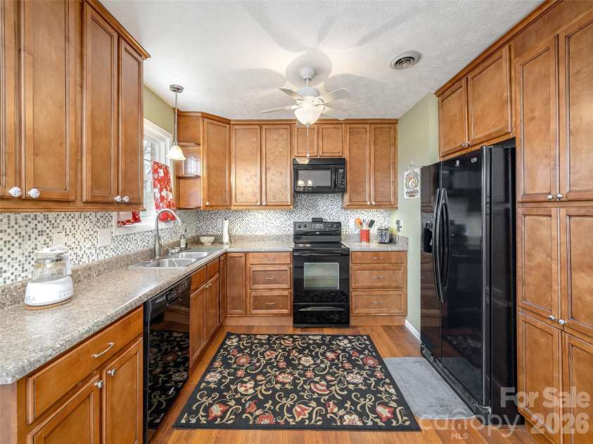 103 Oakwood Place, Hendersonville, NC 28792.  MLS# CAR4363968, YatesRealty ID 6010. Kitchen