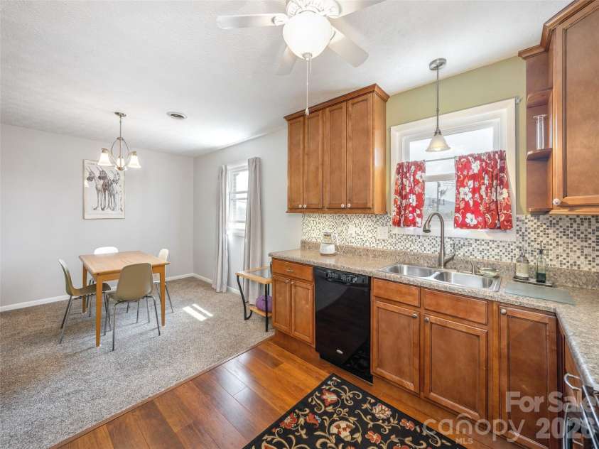 103 Oakwood Place, Hendersonville, NC 28792.  MLS# CAR4363968, YatesRealty ID 6010. Kitchen/Dining