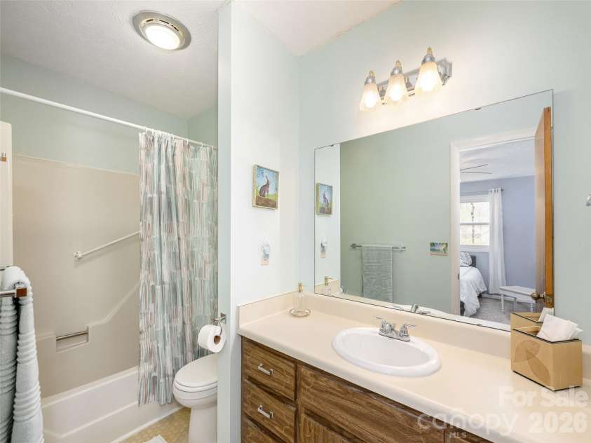 103 Oakwood Place, Hendersonville, NC 28792.  MLS# CAR4363968, YatesRealty ID 6010. Primary Bath