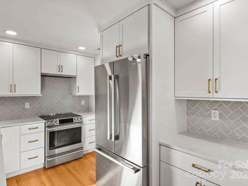 453 Riverview Drive, Asheville, NC 28806.  MLS# CAR4213246, YatesRealty ID 6012. 